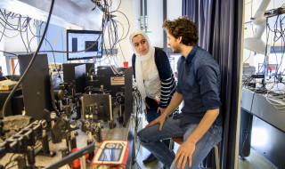 Twee onderzoekers aan het werk in het lab