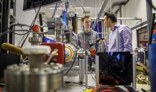 Twee onderzoeker bezig in een lab