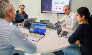 Medewerkers van de TU Eindhoven in overleg