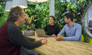 volwassenen in gesprek in een ruimte met planten