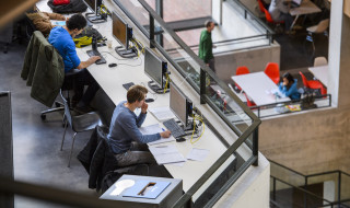 Jongen in open bibliotheek achter computer