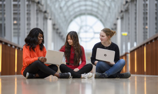 Studenten delen bestanden zittend in de gang