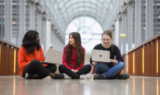 studenten in Zwolle zitten op de grond met laptop