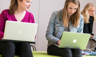 studenten achter macbook