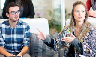 vrouw legt wat uit voor haar collega's