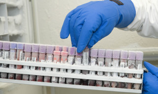 Reageerbuisjes in vriezer van biobank