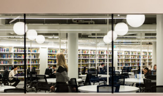 Beeld van een bibliotheek van een instelling