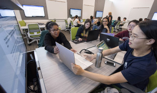 studenten aan het werk in een active learning space