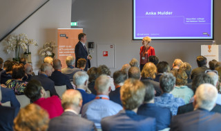 Erik Fledderus en Anka Mulder voor een volle zaal tijdens het plenaire onderdeel van SURF Summit