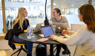 studenten in overleg