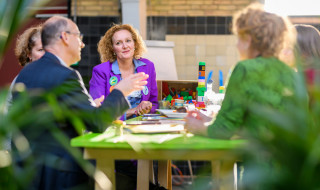 Foto mensen in gesprek in de Wacky Learning Space op de SURF Onderwijsdagen 2018
