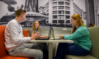 Studenten werken samen op Hogeschool