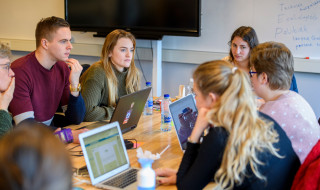 studenten zitten in een werkcollege met docent