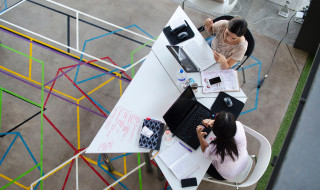 Werkende studenten bovenaanzicht