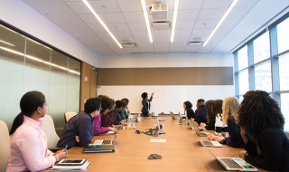 Vergaderende mensen conference room