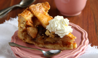 Apple pie with coffee