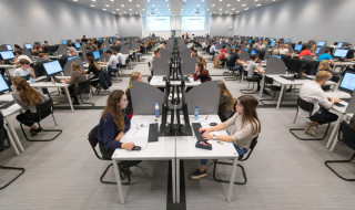 toetszaal met studenten