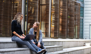 2 studenten praten op trap