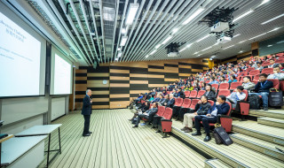 Seminar man presenteert voor groep mensen