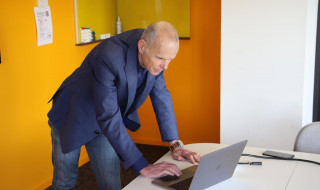 Hans-Peter Ligthart met laptop