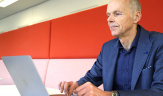 Hans-Peter Ligthart met laptop