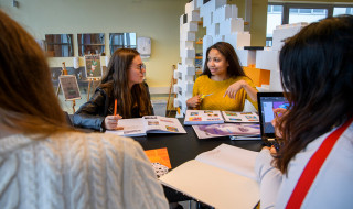 Studenten in gesprek achter de studieboeken