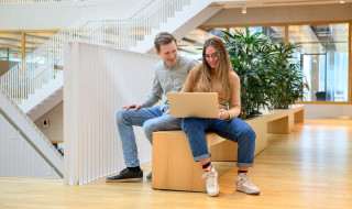 studenten zitten achter laptop en zoeken op internet