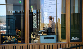 docent geeft les op universiteit