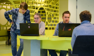 studenten zitten achter laptop bij Aventus College