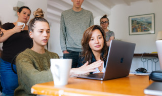 Groep mensen voor laptop