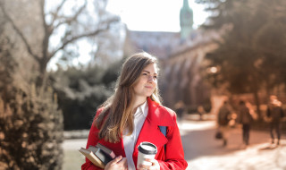 Vrouw met boeken en koffie