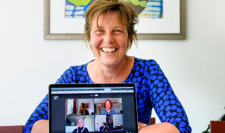 Christien Bok zit achter laptop