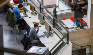 student achter pc in bibliotheek instelling