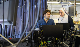 twee onderzoekers bekijken data op scherm