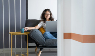 Vrouw achter laptop