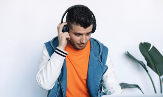 Jongeman met headphone