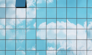 Wolken weerkaatst in raam