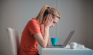 Vrouw maakt zich zorgen met laptop