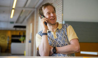medewerker SURF aan de telefoon