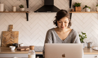Student werkt aan keukentafel met laptop
