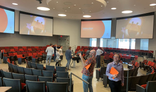 Ronde collegezaal in het LINC van de Oregon State University.