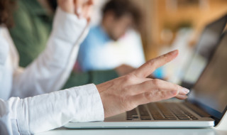 hand boven een laptop