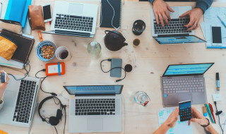 Bovenaanzicht van 5 laptops