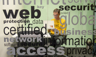 persoon werkt in kantoor met teksten op het raam over web en netwerk