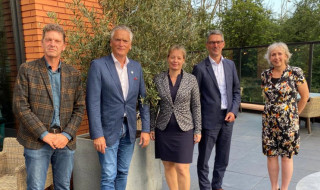 De raad van commissarissen van SURF met van links naar rechts: Edwin van Huis, Harry van Dorenmalen, Saskia Vlaar, Gabriël Zwart en Dorien Jongeneel