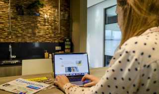 medewerker werkt achter laptop