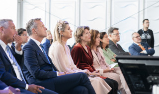Marcel Levi, Arthur van Dijk, Koningin Maxima, Jet de Ranitz, minister Ingrid van Engelshoven, burgemeester Femke Halsema en Walter Lioen