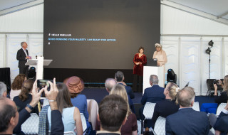 Koningin Maxima verricht de openingshandeling op het podium door een commando in te typen