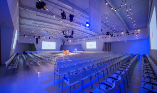 Zaal met podium en stoelen