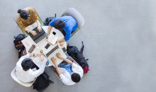 Studerende studenten aan een ronde tafel